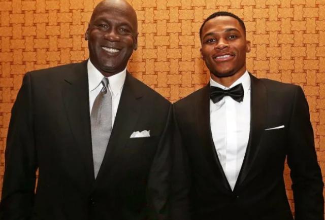 九游APP-黄蜂或尝试交易韦少 湖人可能用延伸条款将其裁撤